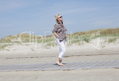 Urlauberin auf Strandweg