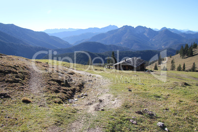 Alpenpanorama mit Almhütte