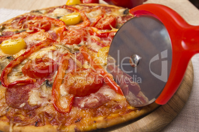 Knife round shape for cutting pizza