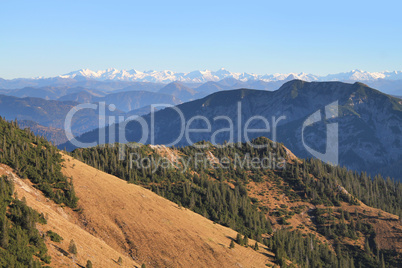 Alpenpanorma mit schneebedeckten Bergen