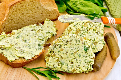 Butter with spinach and bread on board