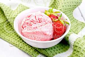 Ice cream strawberry in bowl on board and napkin