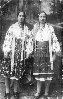 Retro photo two girls in Ukrainian national costumes, 1911