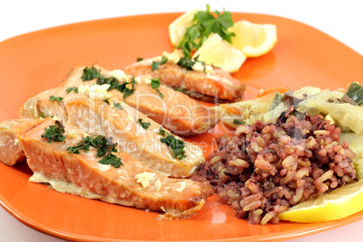 salmon with salad and lemon