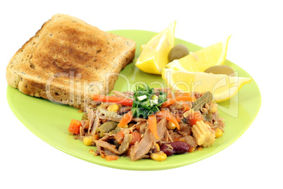 tuna fish with salad and lemon