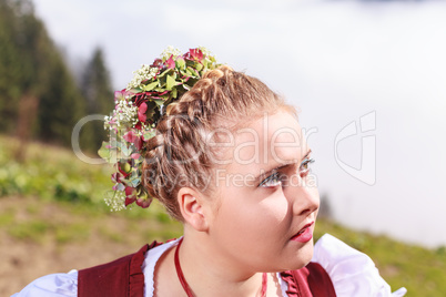Portrait eines jungen Mädchens in Tracht mit Kopfschmuck