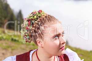 Portrait eines jungen Mädchens in Tracht mit Kopfschmuck