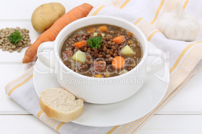 Linsensuppe mit Linsen Suppe in Suppenschüssel