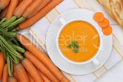 Karottensuppe Möhrensuppe Karotten Möhren Suppe in Suppentasse
