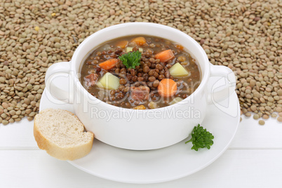Linsensuppe mit frischen Linsen Suppe in Suppenschüssel