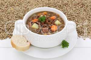 Linsensuppe mit frischen Linsen Suppe in Suppenschüssel