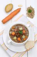 Linsensuppe mit Linsen und Gemüse Suppe in Suppenschüssel
