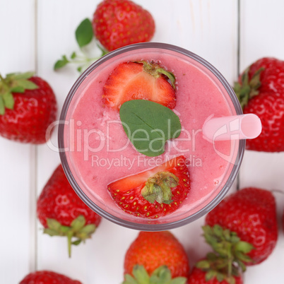 Erdbeer Smoothie Saft Milchshake mit frischen Erdbeeren Fruchtsa