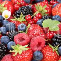 Beeren Früchte im Sommer mit Erdbeeren, Himbeeren und Blaubeere