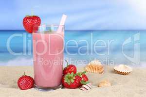 Erdbeer Smoothie Saft mit Erdbeeren Früchte Fruchtsaft am Stran