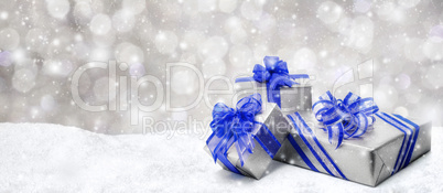 Weihnachtsgeschenke in Blau und Silber