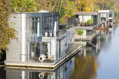 Hausboote auf dem Eilbekkanal in Hamburg, Deutschland