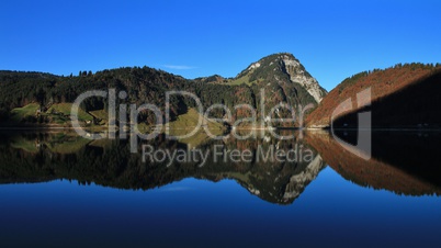 Gross Aubrig mirroring in lake Waegital