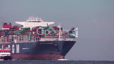 Containerschiff auf der Elbe