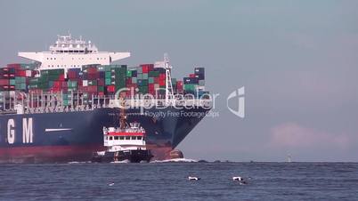 Containerschiff auf der Elbe