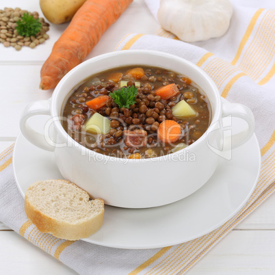 Linsensuppe mit Linsen Suppe in Suppenschüssel gesunde Ernähru