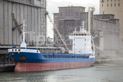 Massengutfrachter im Hafen von Antwerpen, Belgien