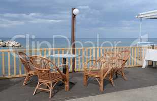 Tisch und Stühle am Meer
