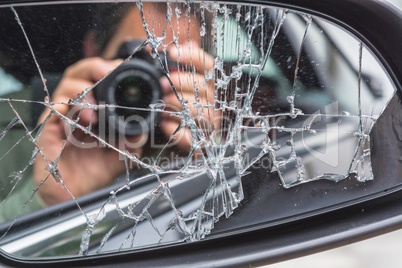 Mann  fotografiert aus dem Auto