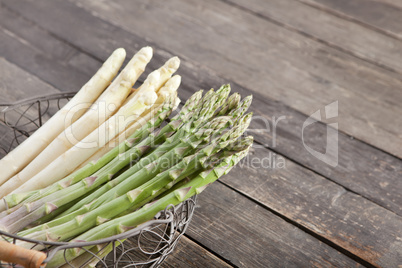 frischer Spargel im Korb