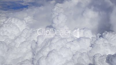 dichte grosse wolken von flugzeug