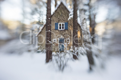 Haus mit Schnee im Wald, house with snow in a forest