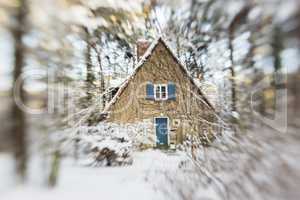 Haus mit Schnee im Wald, house with snow in a forest