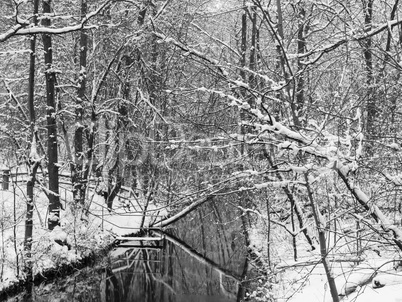 Winter am Kanal in Schwarz-Weiss, winter at a channel in black-w