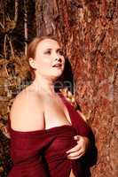 Portrait einer molligen jungen Frau mit großen Brüsten
