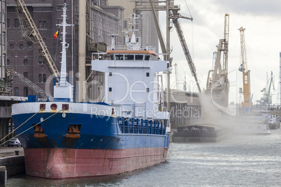Massengutfrachter im Hafen von Antwerpen, Belgien