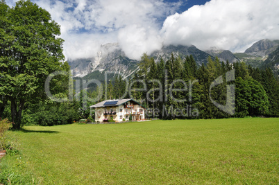 Haus vor dem Dachsteingebirge, Steiermark, Österreich