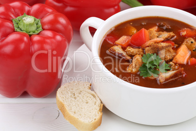 Gulasch Suppe Gulaschsuppe Suppentasse mit Fleisch und Paprika N