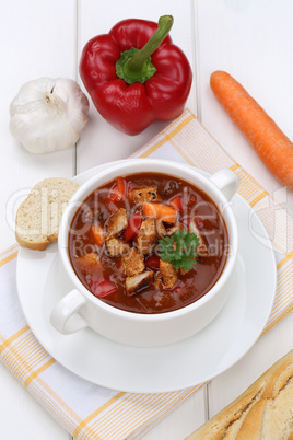 Gulasch Suppe Gulaschsuppe Suppentasse mit Baguette, Fleisch und