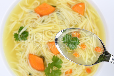 Nudelsuppe Suppe essen Brühe in Suppenschüssel mit Löffel
