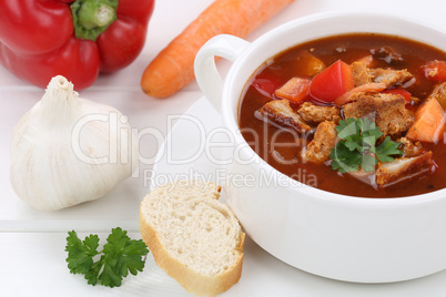 Gulasch Suppe Gulaschsuppe mit Fleisch, Baguette Nahaufnahme