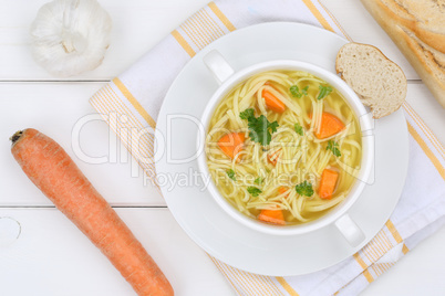 Nudelsuppe Suppe Brühe in Suppentasse von oben