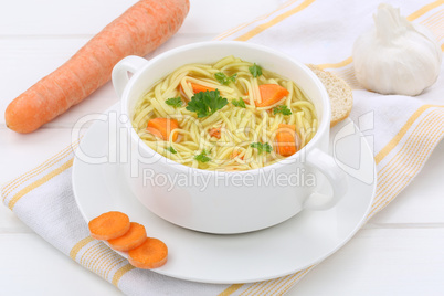 Nudelsuppe Suppe mit Baguette Brühe in Suppentasse