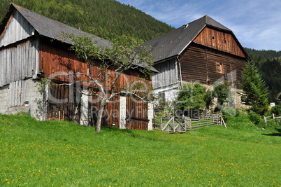 Gehöft am Berghang, Österreich