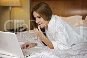 Beautyful brunette woman looking at a laptop