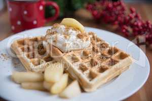 Weihnachtliche Waffeln mit Sahne und Zimtäpfeln