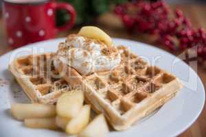 Weihnachtliche Waffeln mit Sahne und Zimtäpfeln