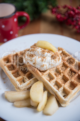 Weihnachtliche Waffeln mit Sahne und Zimtäpfeln