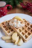 Weihnachtliche Waffeln mit Sahne und Zimtäpfeln