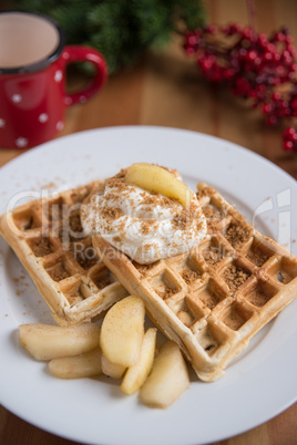 Weihnachtliche Waffeln mit Sahne und Zimtäpfeln