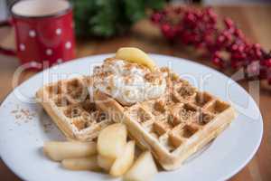 Weihnachtliche Waffeln mit Sahne und Zimtäpfeln